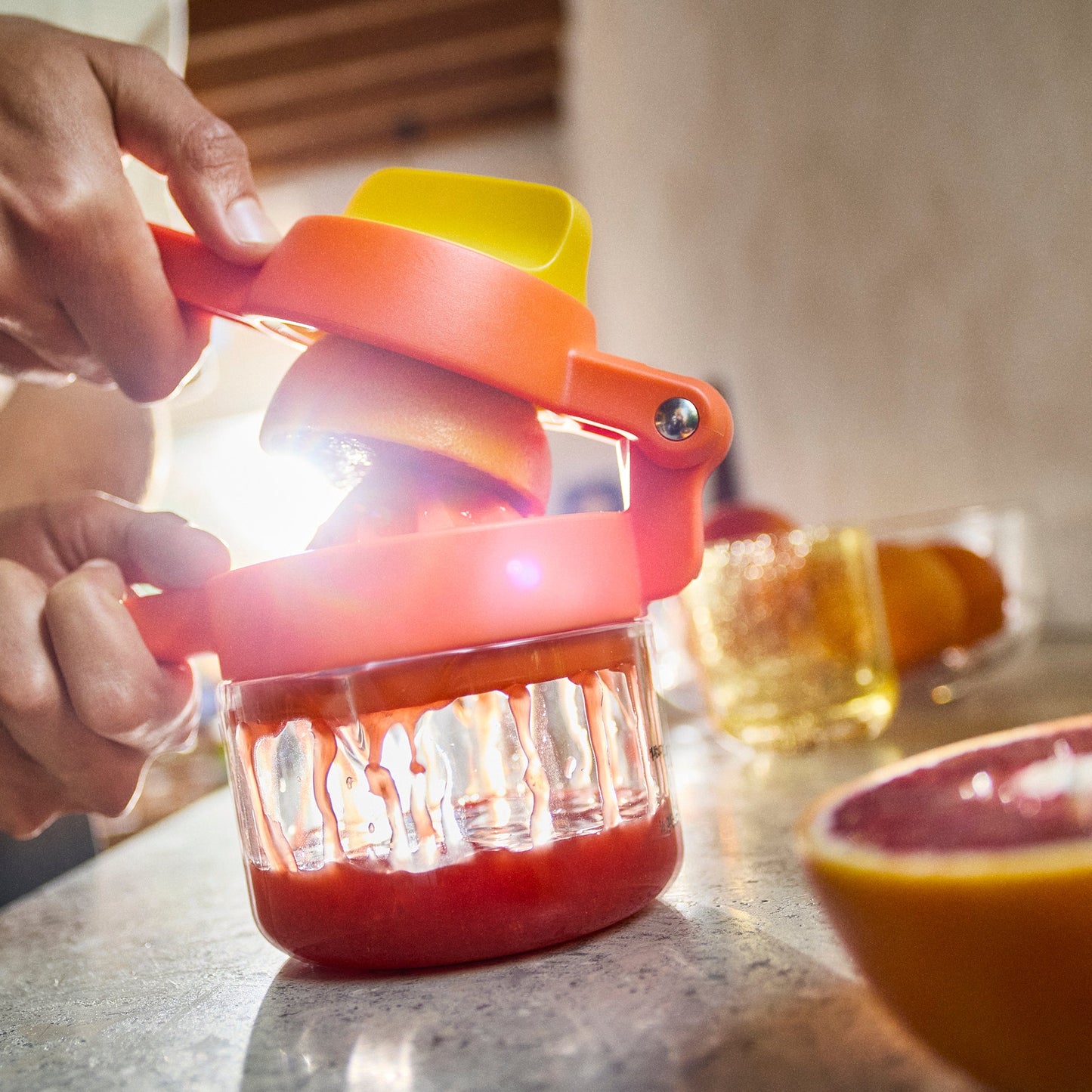 Joseph Joseph JuiceMax Plus Dual-Action Orange Citrus Press with Measuring Cup