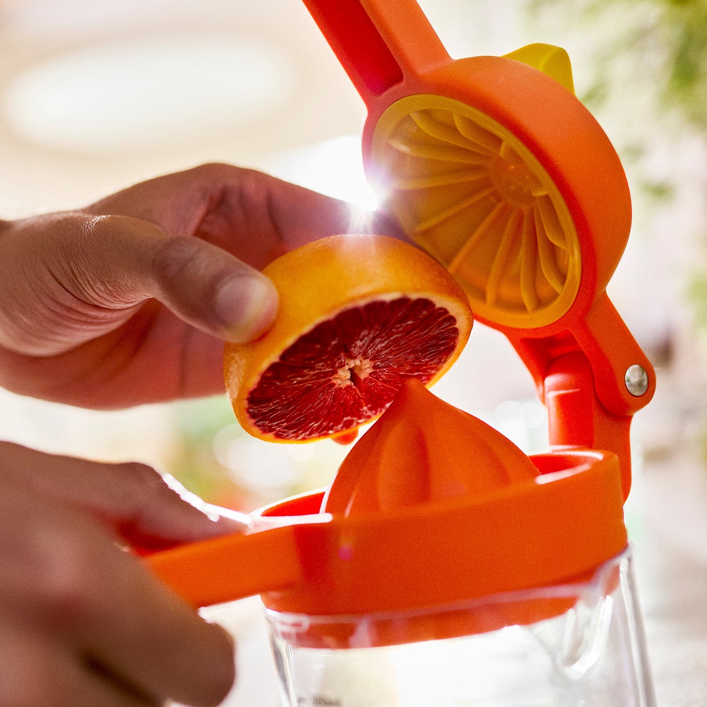 Joseph Joseph JuiceMax Plus Dual-Action Orange Citrus Press with Measuring Cup